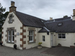 Three-Bedroom Old Cottage Free Parking